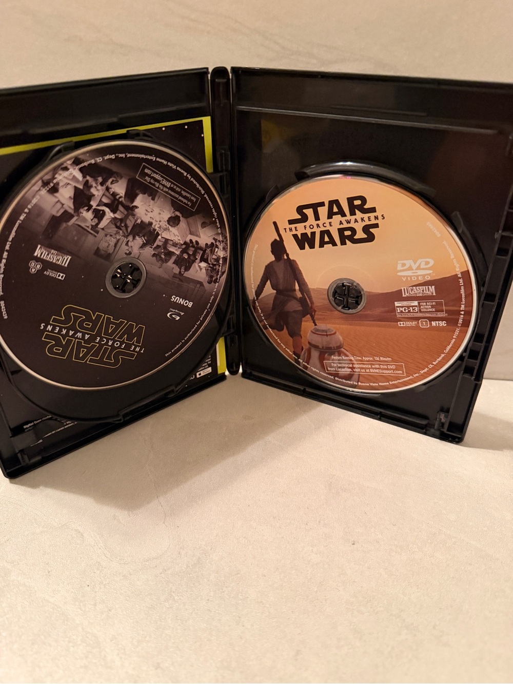 Star Wars: The Force Awakens (Blu-ray + DVD) - Picture 4 of 4